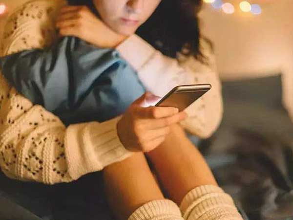 Thời điểm nguy hiểm nhất trong ngày bạn không nên dùng điện thoại vì có thể làm hỏng võng mạc, gây trầm cảm và ung thư