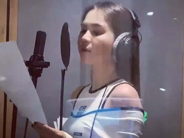 Hoang mang trước hình ảnh Ngọc Trinh thu âm trong studio, 'nữ hoàng nội y' sắp lấn sân làm ca sĩ?