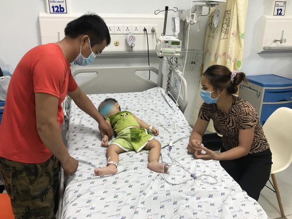Bé gái 15 tháng tuổi ở Long An nguy kịch vì nuốt 7 miếng dao lam vào bụng