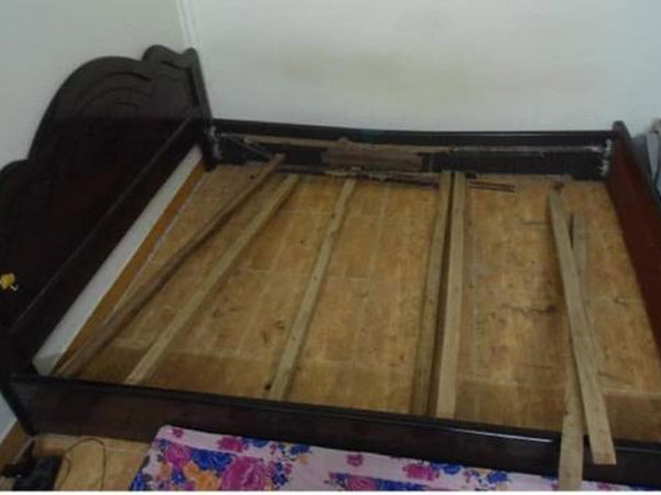 Cưới nhau được 6 tháng đã làm gãy 3 cái giường, bố mẹ chồng ngán ngẩm quyết định 'độ' giường mới siêu đặc biệt cho vợ chồng con trai