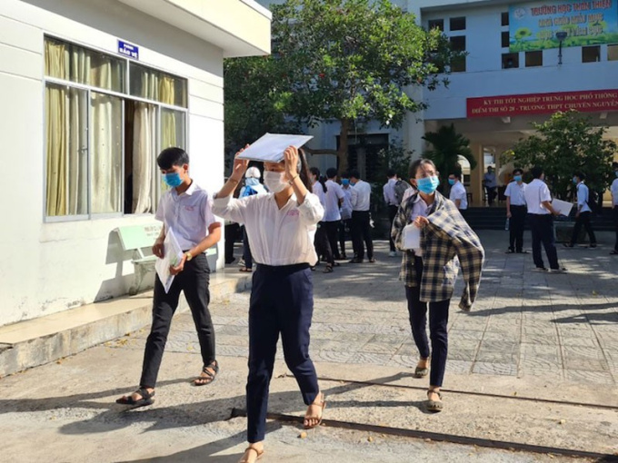 Thầy giáo mắc Covid-19 ở TP.HCM không đeo khẩu trang khi coi thi, hơn 100 giáo viên, học sinh trường Việt Úc phải đi cách ly