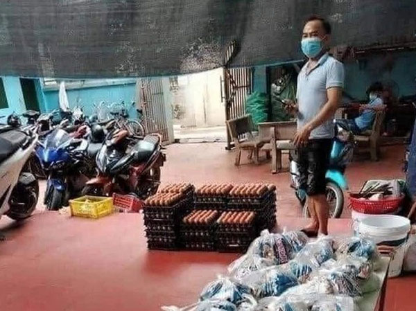 Ông chú bày la liệt gạo, trứng trước cửa dãy trọ ở Bắc Giang, lý do khiến chúng ta ngả mũ khâm phục