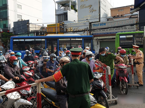 Kẹt xe nghiêm trọng ở Gò Vấp, Chủ tịch quận lệnh xả chốt liên tục