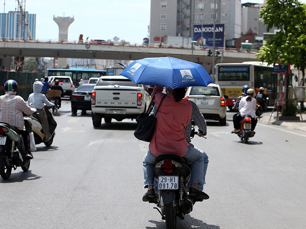 Người dân khắp nơi vật lộn trong nắng nóng hơn 40 độ