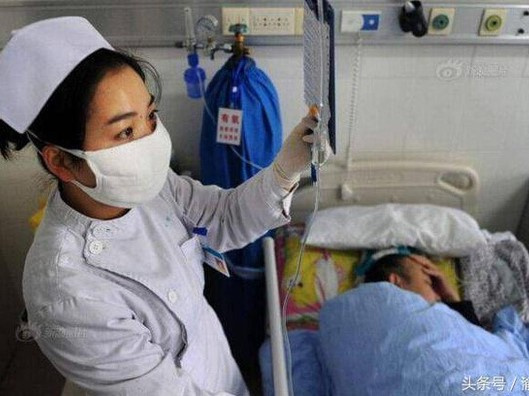 Một gia đình 6 người thì 4 người lần lượt mắc bệnh ung thư, bác sĩ tức giận chỉ ra: Không phải di truyền mà do thói quen nhỏ của người chồng