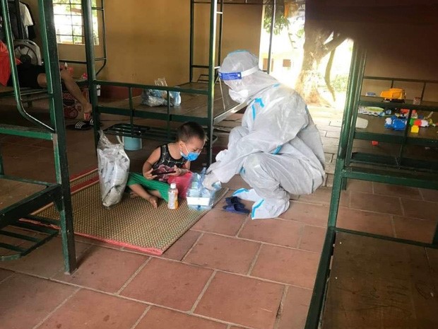 Tết Thiếu nhi đặc biệt của 'em bé dũng cảm nhất tâm dịch': Ngoan ngoãn vui chơi nhưng khoảnh khắc nhận quà lại khiến ai nấy đau lòng