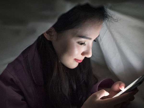 Ban ngày 8 tiếng 'cắm mặt' vào máy tính, ban đêm 'cúi mặt' dùng điện thoại, người phụ nữ bị tổn thương giác mạc nghiêm trọng