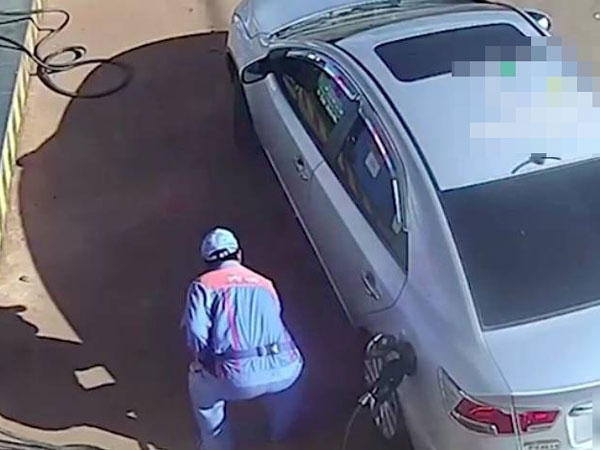 Phẫn nộ với tài xế lái ô tô vứt tiền xuống đất để trả nhân viên trạm xăng: 'Có tiền mua xe mà không mua nổi ý thức!'