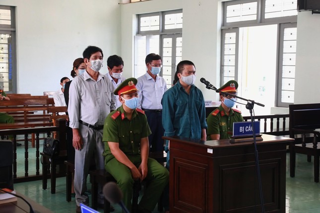 6 cựu lãnh đạo, cán bộ bệnh viện Phan Thiết hầu toà trong vụ án 'tham ô tài sản'