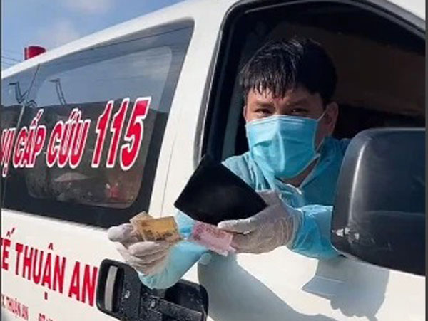 Clip 'mua bánh mì' thương nhất hôm nay: Thấy xe cấp cứu chạy thẳng vô quán, bà chủ giật mình nhưng liền có hành động ấm lòng sau đó