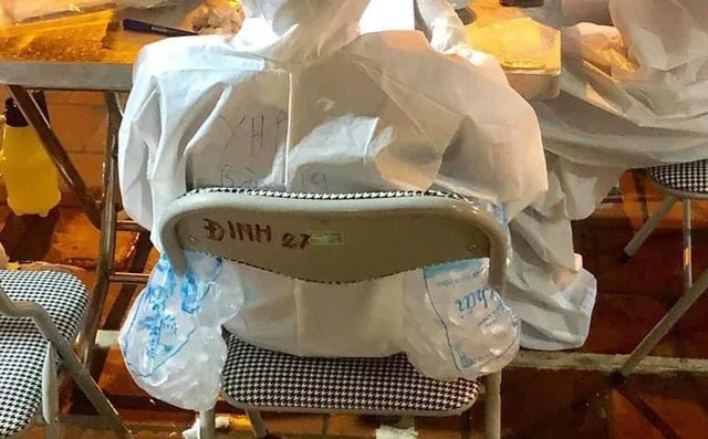 Nhân viên y tế ở Bắc Giang chườm đá lên người để làm mát cơ thể dưới cái nắng 'như thiêu như đốt'