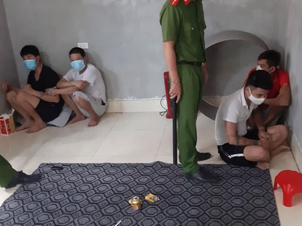 7 thanh niên tụ tập đánh liêng giữa tâm dịch bị phạt 105 triệu đồng