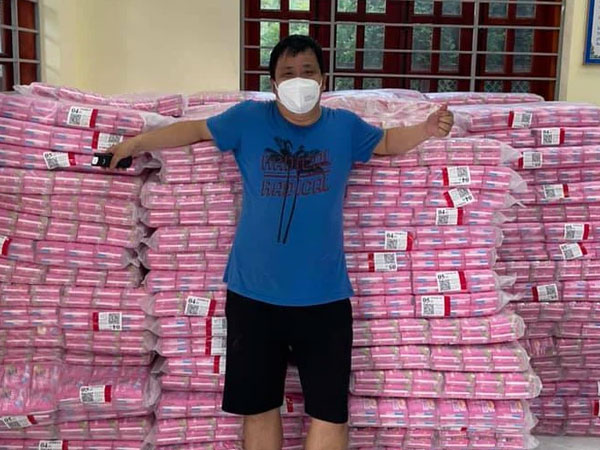 Người đàn ông tiếp tế 10.000 gói băng vệ sinh cho chị em trong khu cách ly ở Bắc Giang: 'Tôi thấy họ còn mừng hơn cả khi nhận đồ ăn'