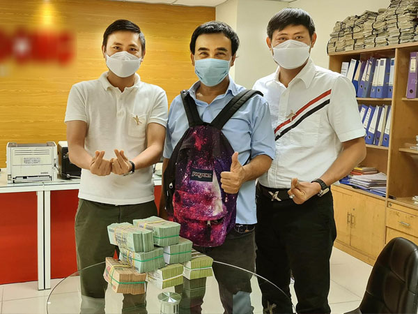 Hưởng ứng lời kêu gọi của Chính phủ, MC Quyền Linh ủng hộ 2,2 tỷ đồng mua vaccine cho công nhân và người lao động nghèo