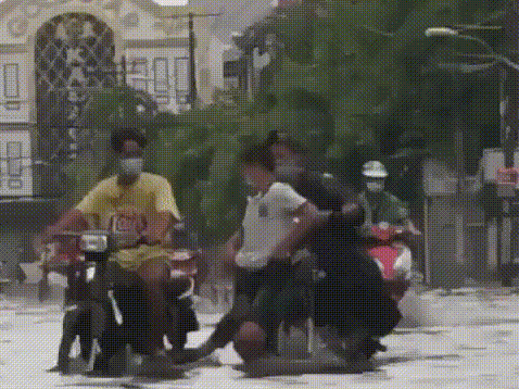 Video TP. HCM: Nhiều con đường ngập thành dòng sông, xe chết máy, nước tràn vào cả nhà dân
