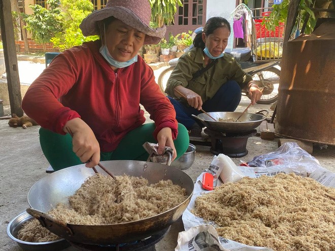 Giữa cái nắng 40 độ, bà con Quảng Bình miệt mài làm ruốc để gửi Bắc Giang chống dịch: Hành động đơn giản mà ai cũng cảm động
