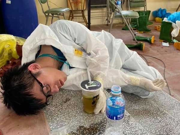 Ảnh: Sinh viên trường Y hỗ trợ chống dịch Covid-19 trong nhiều giờ, kiệt sức, ngất xỉu giữa thời tiết nắng nóng khắc nghiệt