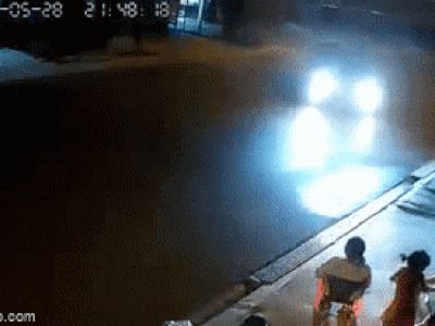 Video: Đâm trúng ô tô, 2 thanh niên chạy xe máy bị hất văng xa hàng chục mét khiến người dân hét thất thanh