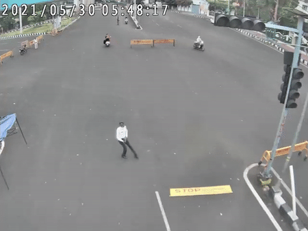 Video Ô tô 'thông chốt' kiểm dịch Covid-19 ở Ấn Độ đâm trúng cảnh sát giao thông