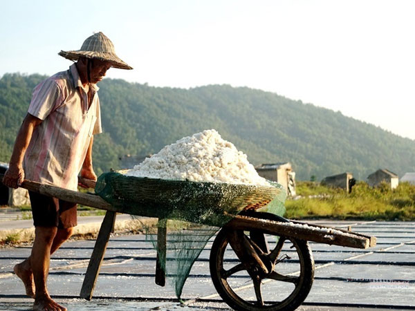 Rát mặt trên cánh đồng muối những ngày miền Trung nóng như nung