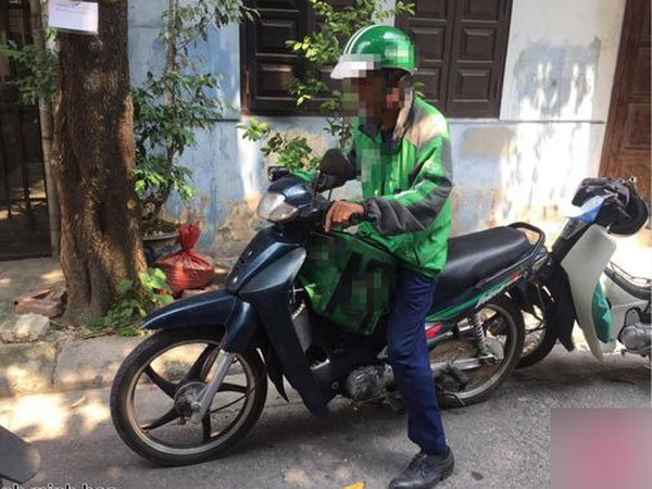 Nhà khó khăn nhưng bị cấm đi làm thêm, cô gái bật khóc khi biết nguồn gốc số tiền 3 triệu bố gửi hàng tháng: 'Con thương bố nhiều lắm bố ơi!'