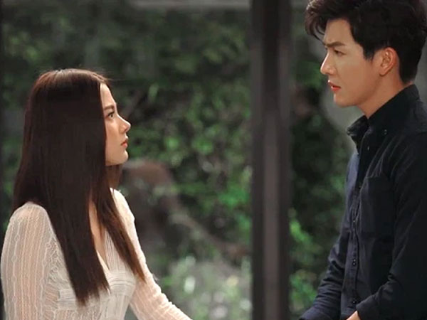 Chồng tan làm liền đi nhậu với bạn, ngang qua công ty vợ và được chứng kiến cảnh tượng khiến anh ta loạng choạng suýt ngã