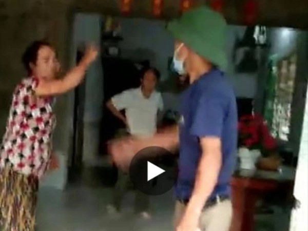 Trưởng thôn bị cặp vợ chồng hành hung khi đi tuyên truyền chống dịch Covid-19