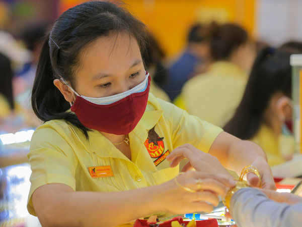 Giá vàng hôm nay 3-6: 'Bốc đầu' vọt lên, nhà đầu tư mua 8,3 tấn vàng