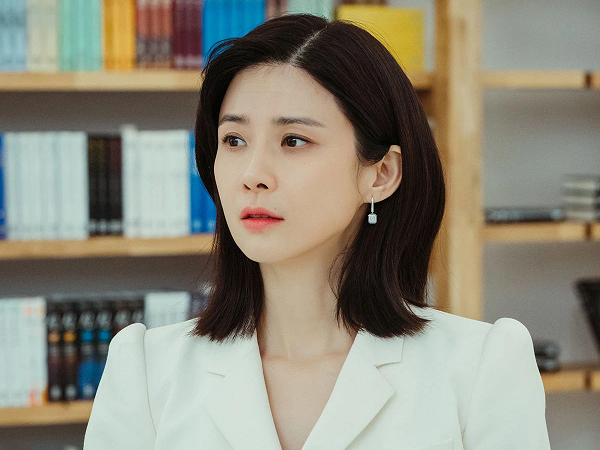 Lee Bo Young từng để tóc bob đuôi vểnh nhưng kém sang xịn hơn hẳn trong 'Mine' vì 2 lỗi