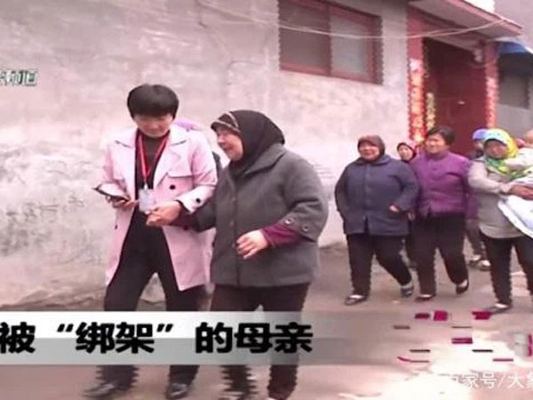 Thấy vợ với mẹ mâu thuẫn căng thẳng, anh chồng trói ngay bà mẹ lại, song câu chốt của cô con dâu mới bất ngờ