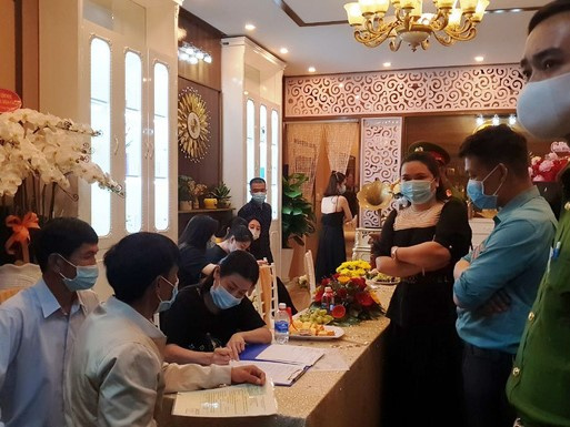 Đưa tin vụ tụ tập 31 người khai trương thẩm mỹ viện, 1 phóng viên bị hành hung
