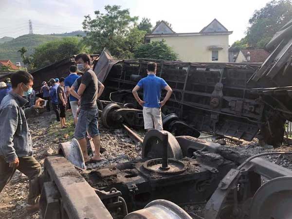 Sáu toa tàu bị đứt trôi ngược trên đường ray ở Quảng Ninh, 1 bé trai thương nặng