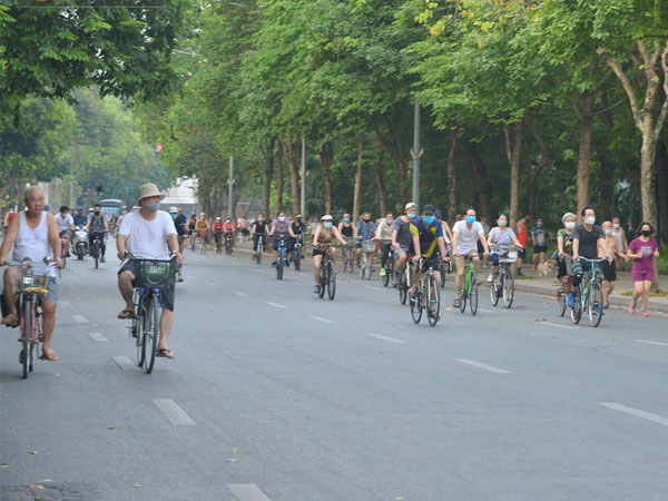 Hà Nội: 'Biển' người đổ ra tập thể dục, biến hồ Gươm thành 'trường đua xe đạp' bất chấp quy định cấm tụ tập để chống dịch Covid-19