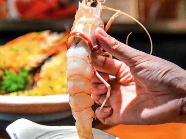 Chỉ làm duy nhất việc này trước khi ăn tôm và người đàn ông tử vong: Chuyên gia cảnh báo nguy cơ khi ăn hải sản có vỏ!