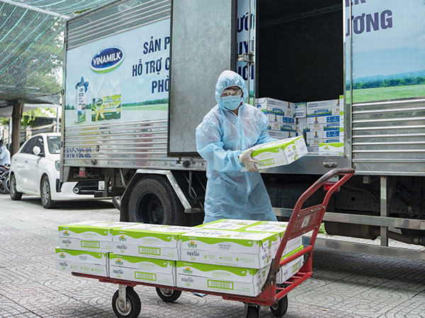 Vinamilk hỗ trợ 48.000 sản phẩm cho tổ công tác lấy mẫu, xét nghiệm của TP.HCM trong đợt dịch cao điểm