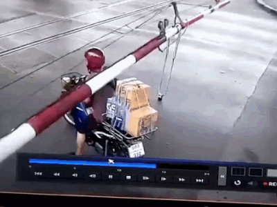 Video: Cố chui qua barie chắn tàu, thanh niên nhận cái kết muối mặt