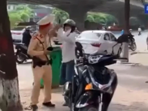 Đi xe máy vượt đèn đỏ, người đàn ông còn hung hãn cầm gạch tấn công CSGT