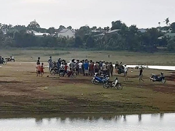 Tai nạn thương tâm khi đi thả diều, nhóm học sinh ngã xuống hồ, 2 em chết đuối