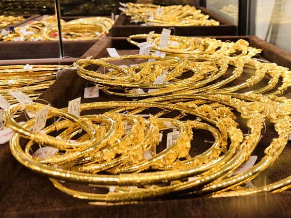 Giá vàng bất ngờ lao dốc, giảm gần triệu đồng/lượng