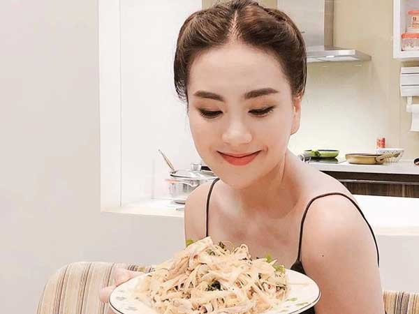 Dàn MC quen mặt trên truyền hình 'xả vai' vào bếp: Người cơm nhà bình dân, người toàn làm món tây sang xịn