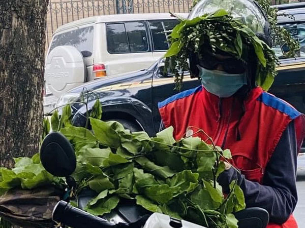 Trời Hà Nội nắng như đổ lửa nhưng vẫn không khiến anh shipper nao núng với pha xử lý IQ 'vô cực' này!