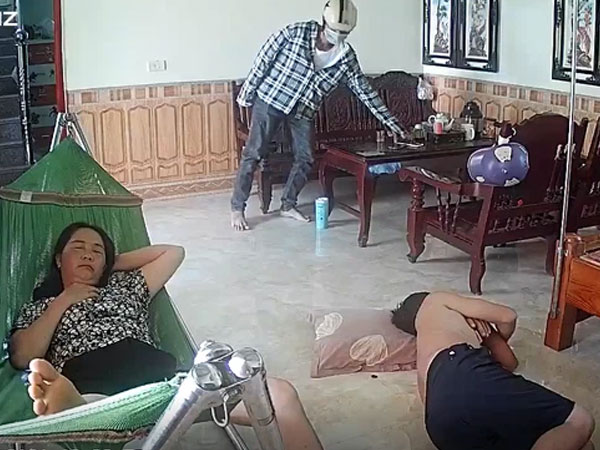Ngủ say để cửa mở toang, đôi vợ chồng không hề hay biết điều tồi tệ xảy ra ngay sau lưng mình