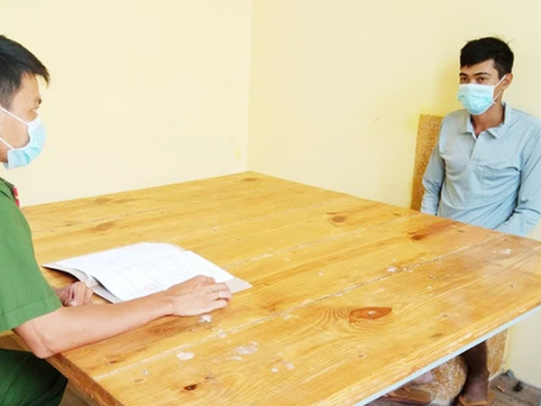Bóp cổ, cướp tài sản người đến vận động khai báo y tế