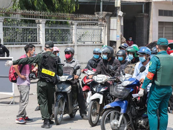 Lo ngại phải cách ly tại nhà 21 ngày khi về Đồng Nai, nhiều người 'quay xe' trở lại TP.HCM để làm việc