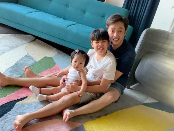 Cường Đô La chia sẻ khoảnh khắc đáng yêu 'loay hoay' cùng Subeo và con gái