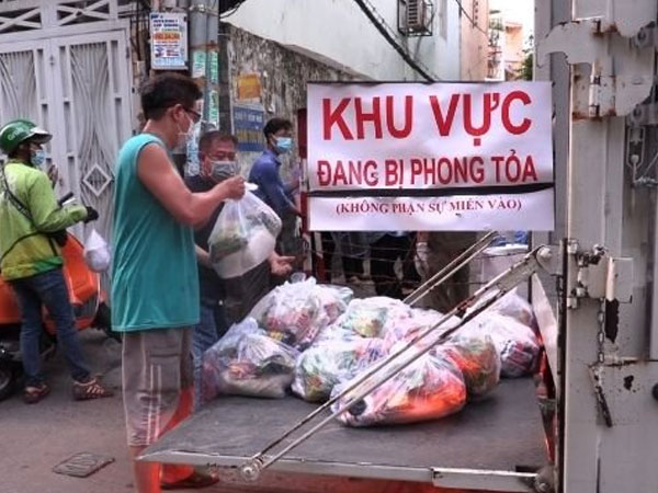 Video TP.HCM: Người người, nhà nhà hạnh phúc giúp đỡ nhau qua mùa dịch