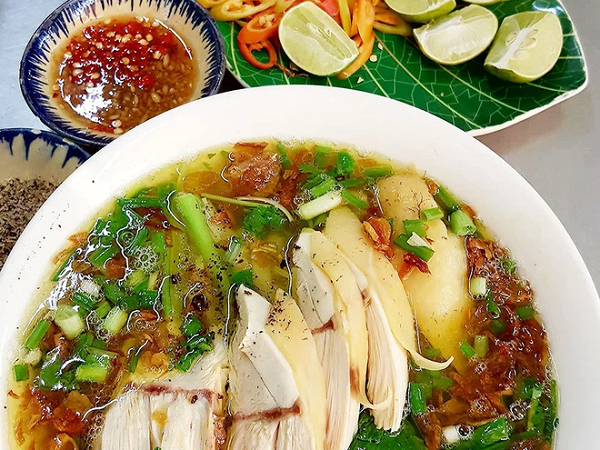 Ở Sài Gòn có 1 cô bán hủ tiếu sợ "con cô vít" nên treo biển nghỉ khoẻ, nguyên 1 xóm "lao đao" viết banner đòi bán lại!