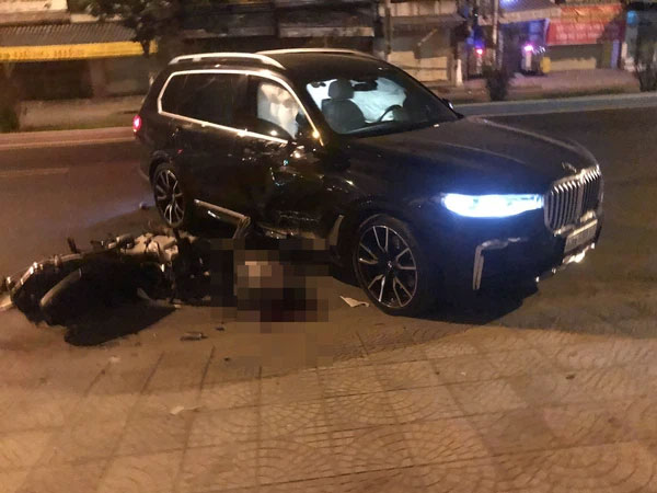 Ô tô BMW X7 đi lùi tông tử vong nam thanh niên chạy xe máy