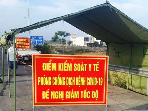 Quảng Ninh: Bắt giữ 2 đối tượng thu 500.000đ/người để đưa qua chốt kiểm soát Covid-19