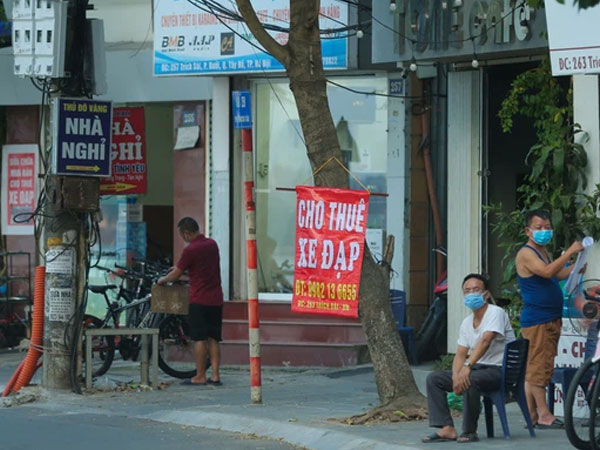Người Hà Nội đổ xô đi thuê xe đạp, tiểu thương ung dung kiếm tiền triệu mỗi ngày